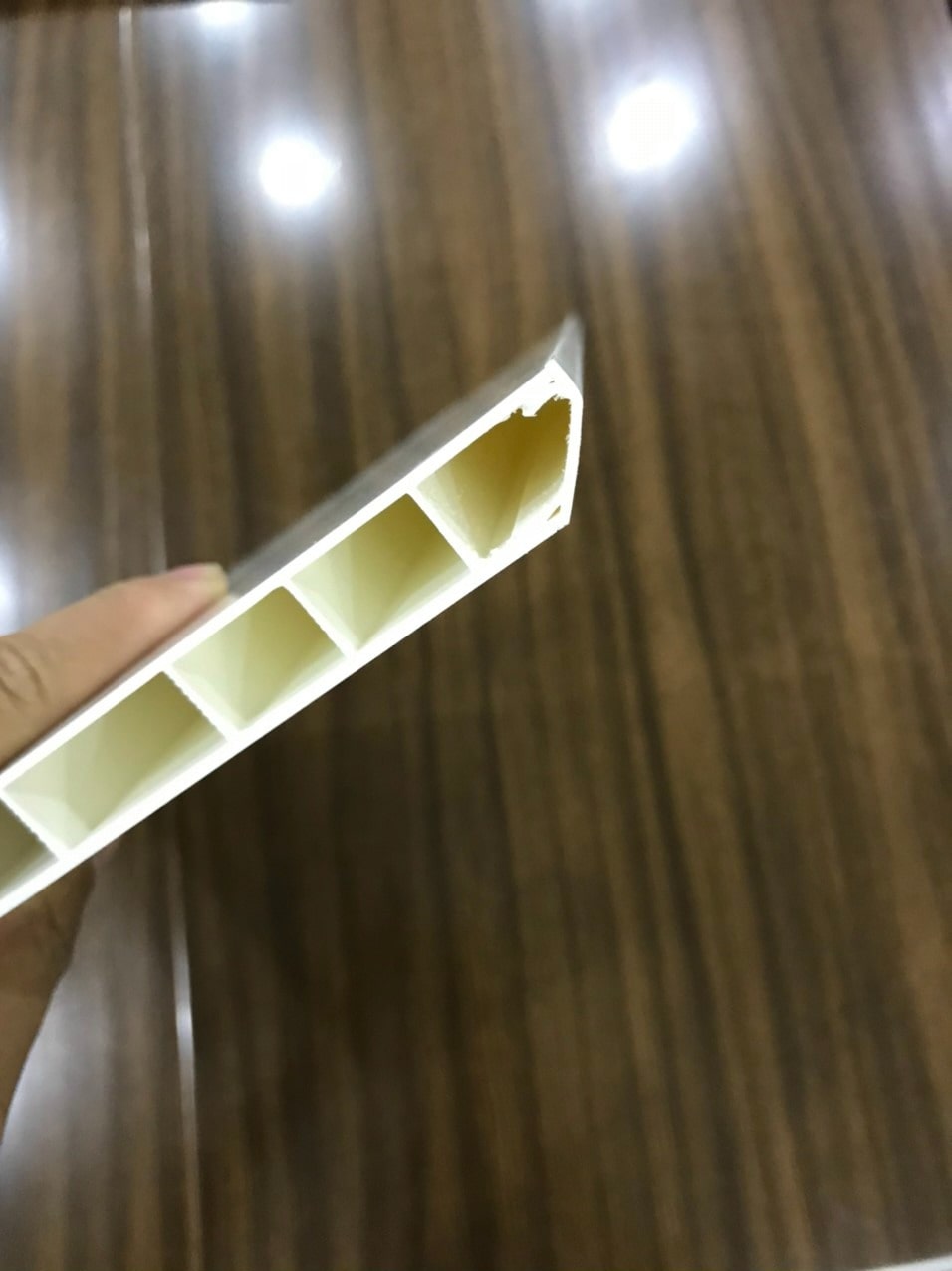 Nhựa Ecoplast Là Gì? Đánh Giá Toàn Diện Trước Khi Quyết Định Mua Tủ Nhựa 5 Tấm nhựa Ecoplast tiêu chuẩn thường có độ dày nhất định
