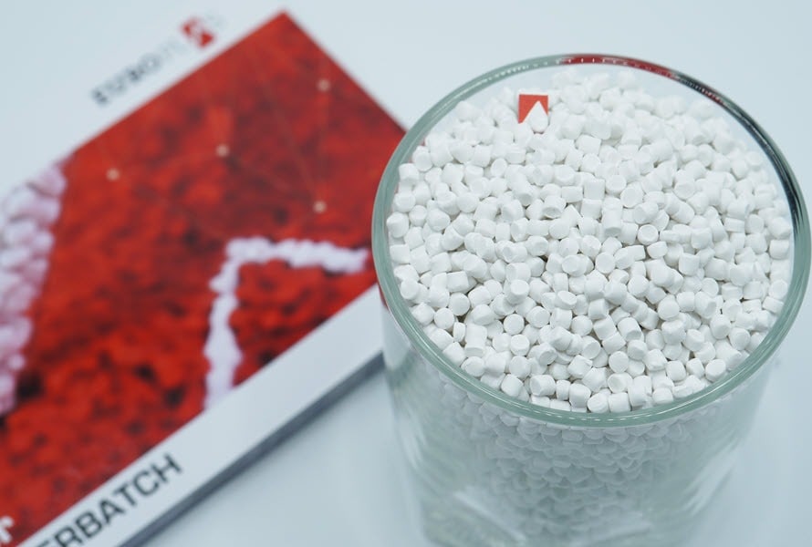 Phụ Gia Nhựa: Cẩm Nang Toàn Diện Về Các Chất Cải Thiện Tính Năng Polymer 3 Các nhà máy chỉ cần pha trộn hạt Masterbatch với hạt nhựa nguyên sinh