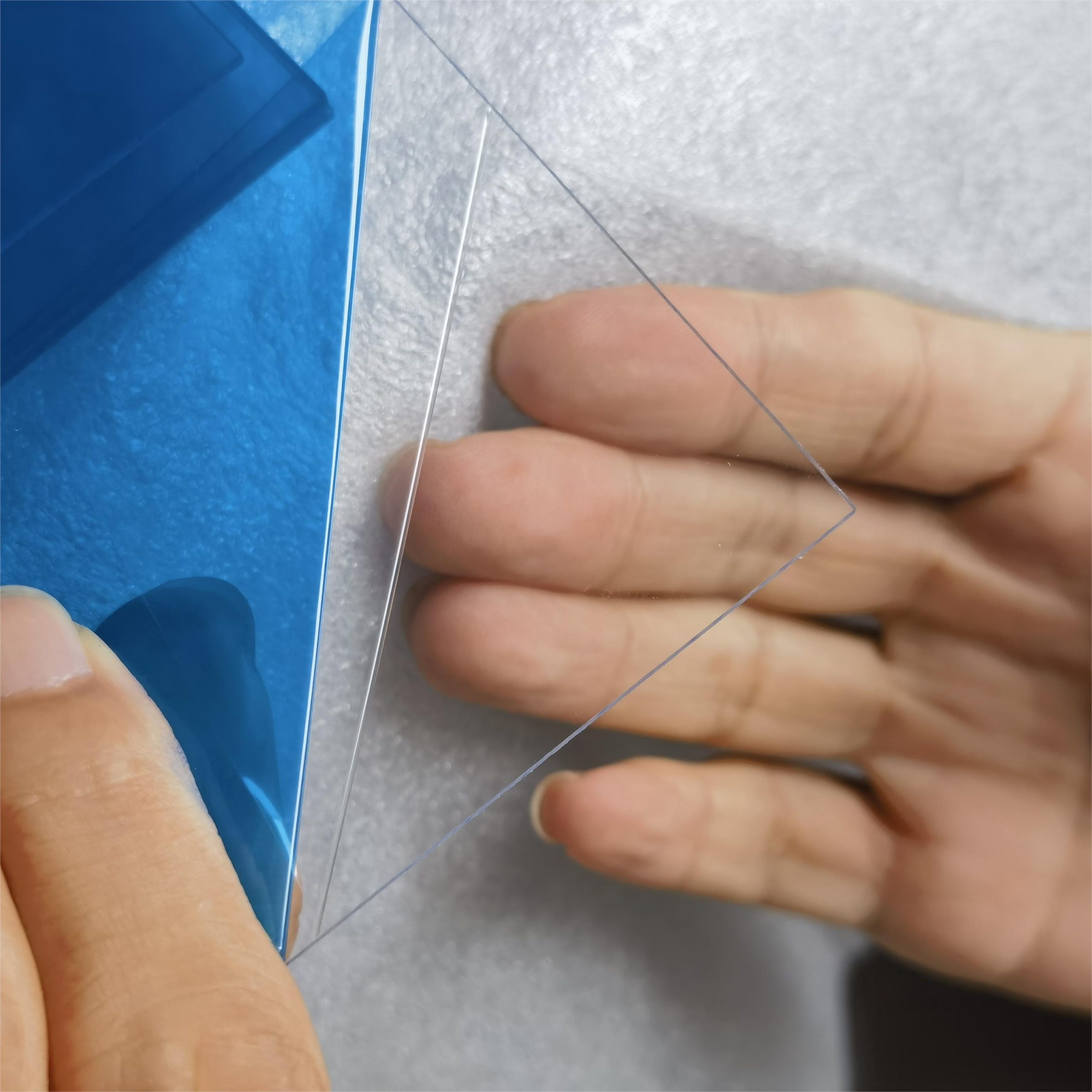 Nhựa PMMA Là Gì? Phân Tích Toàn Diện và So Sánh Với Polycarbonate, Thủy Tinh 4 Thứ tự về độ trong suốt là: PMMA > Thủy Tinh > PC.